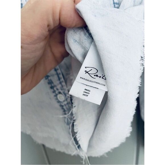 Rails NWT Ingrid Raw Hem Chambray Shirt in Light Acid Wash Size Small - Picture 12 of 13